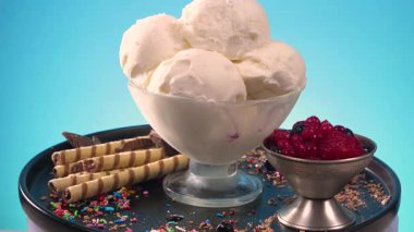 Cam bir kabın içindeki tatlı dondurma yavaşça ekseni etrafında döner. Yavaş çekim.