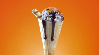 Waffle külahında tatlı dondurma yavaşça kendi ekseni etrafında döner. Yavaş çekim.