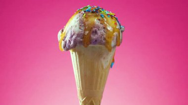 Waffle külahında tatlı dondurma yavaşça kendi ekseni etrafında döner. Yavaş çekim.