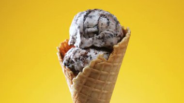 Waffle külahında tatlı dondurma yavaşça kendi ekseni etrafında döner. Yavaş çekim.