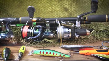 Yatay düzlemde yavaşça hareket eden balıkçı nesneleri. Yavaş çekim.