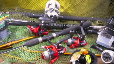 Yatay düzlemde yavaşça hareket eden balıkçı nesneleri. Yavaş çekim.