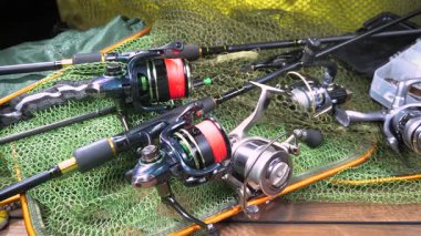 Yatay düzlemde yavaşça hareket eden balıkçı nesneleri. Yavaş çekim.