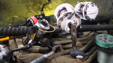 Yatay düzlemde yavaşça hareket eden balıkçı nesneleri. Yavaş çekim.