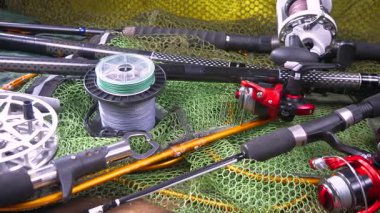 Tahta bir masada balık tutmak için nesneler ve aksesuarlar yavaşça yatay bir düzlemde hareket eder..