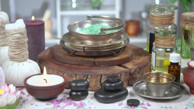 Masadaki SPA masajı için eşyalar ve aksesuarlar yavaşça yatay düzlemde hareket ediyor..