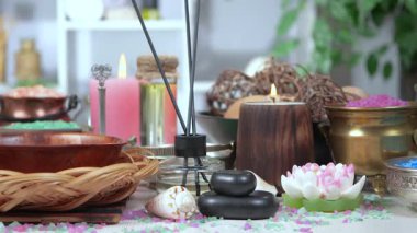Masadaki SPA masajı için eşyalar ve aksesuarlar yavaşça yatay düzlemde hareket ediyor..