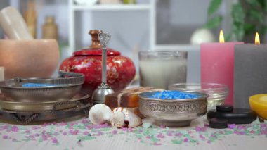 Masadaki SPA masajı için eşyalar ve aksesuarlar yavaşça yatay düzlemde hareket ediyor..