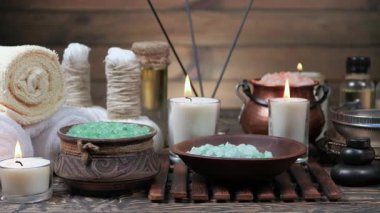 Masadaki SPA masajı için eşyalar ve aksesuarlar yavaşça yatay düzlemde hareket ediyor..