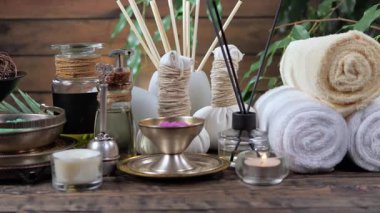 Masadaki SPA masajı için eşyalar ve aksesuarlar yavaşça yatay düzlemde hareket ediyor..