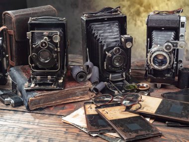 Ahşap bir arka planda eski bir kompozisyon.