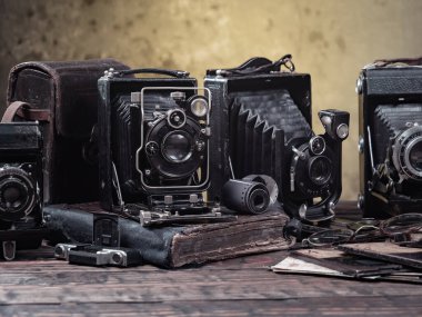 Ahşap bir arka planda eski bir kompozisyon.