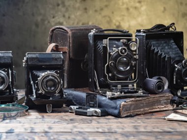 Ahşap bir arka planda eski bir kompozisyon.