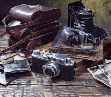 Ahşap bir arka planda eski bir kompozisyon.