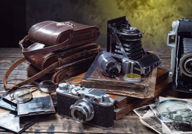 Ahşap bir arka planda eski bir kompozisyon.