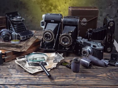 Ahşap bir arka planda eski bir kompozisyon.