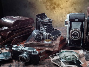 Ahşap bir arka planda eski bir kompozisyon.