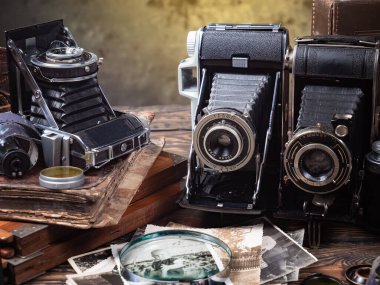 Ahşap bir arka planda eski bir kompozisyon.