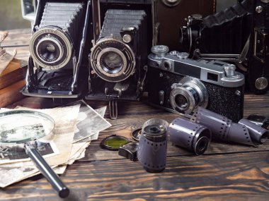 Ahşap bir arka planda eski bir kompozisyon.