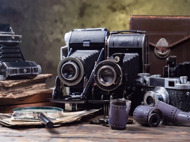 Ahşap bir arka planda eski bir kompozisyon.