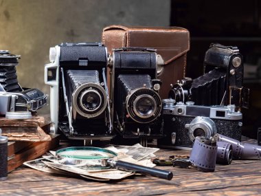 Ahşap bir arka planda eski bir kompozisyon.