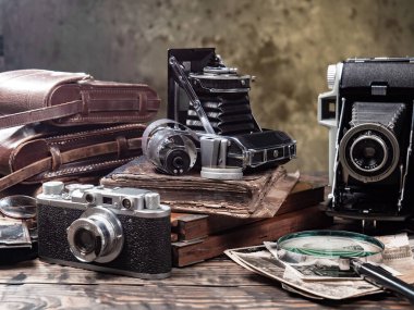 Ahşap bir arka planda eski bir kompozisyon.