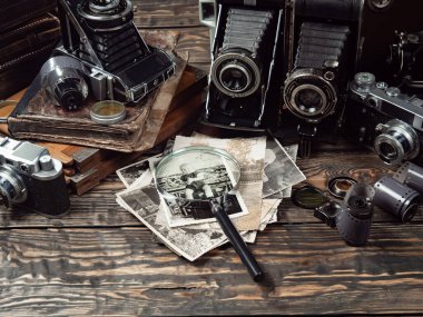 Ahşap bir arka planda eski bir kompozisyon.