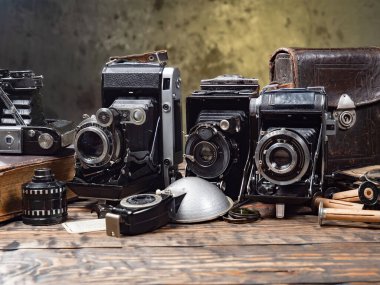 Ahşap bir arka planda eski bir kompozisyon.