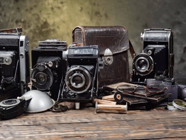 Ahşap bir arka planda eski bir kompozisyon.