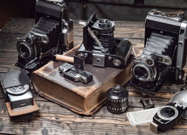 Ahşap bir arka planda eski bir kompozisyon.