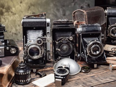 Ahşap bir arka planda eski bir kompozisyon.