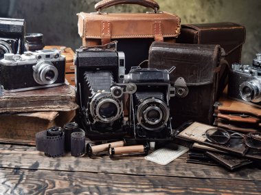 Ahşap bir arka planda eski bir kompozisyon.