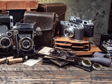 Ahşap bir arka planda eski bir kompozisyon.