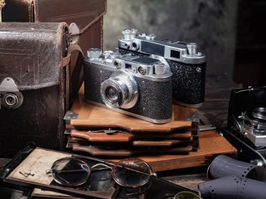 Ahşap bir arka planda eski bir kompozisyon.