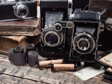 Ahşap bir arka planda eski bir kompozisyon.