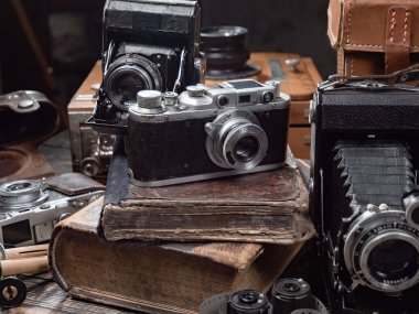 Ahşap bir arka planda eski bir kompozisyon.