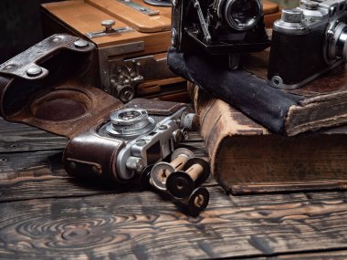 Ahşap bir arka planda eski bir kompozisyon.