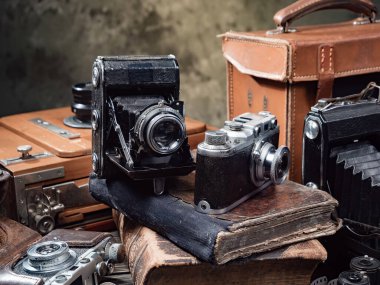 Ahşap bir arka planda eski bir kompozisyon.