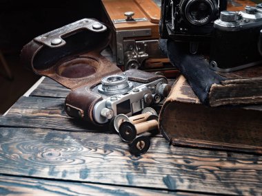 Ahşap bir arka planda eski bir kompozisyon.