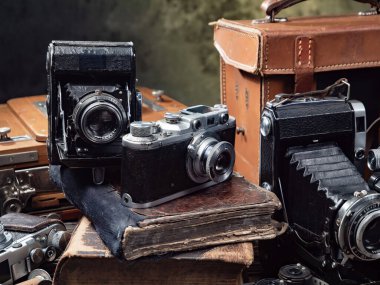 Ahşap bir arka planda eski bir kompozisyon.