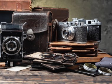 Ahşap bir arka planda eski bir kompozisyon.