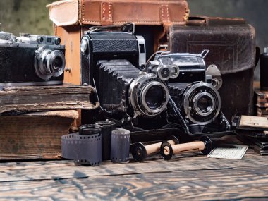 Ahşap bir arka planda eski bir kompozisyon.