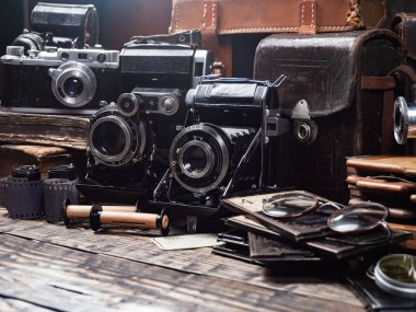 Ahşap bir arka planda eski bir kompozisyon.