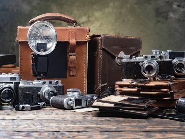 Ahşap bir arka planda eski bir kompozisyon.