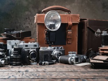 Ahşap bir arka planda eski bir kompozisyon.