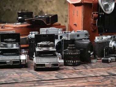 Ahşap bir arka planda eski bir kompozisyon.