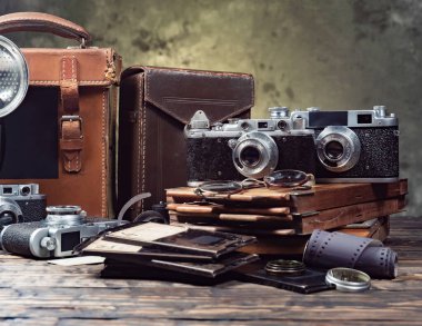 Ahşap bir arka planda eski bir kompozisyon.