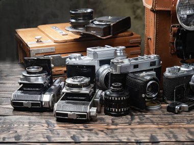 Ahşap bir arka planda eski bir kompozisyon.