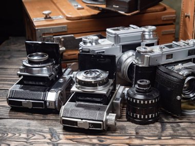 Ahşap bir arka planda eski bir kompozisyon.