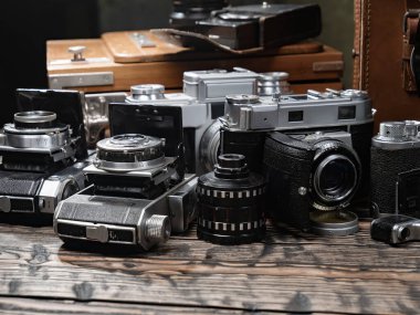 Ahşap bir arka planda eski bir kompozisyon.